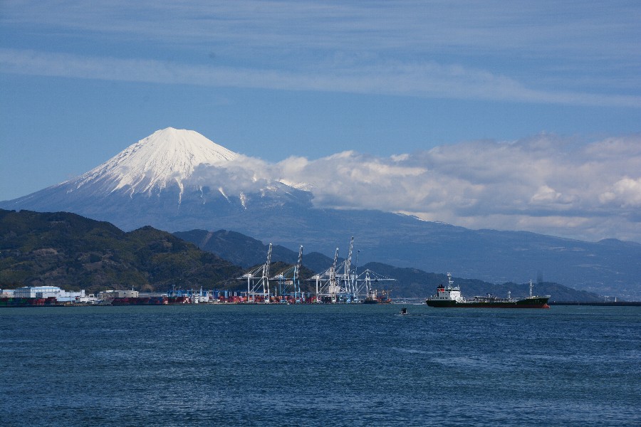 久しぶりの掲載です。港に行ってみました。富士山に綺麗な雲でした。(240327）